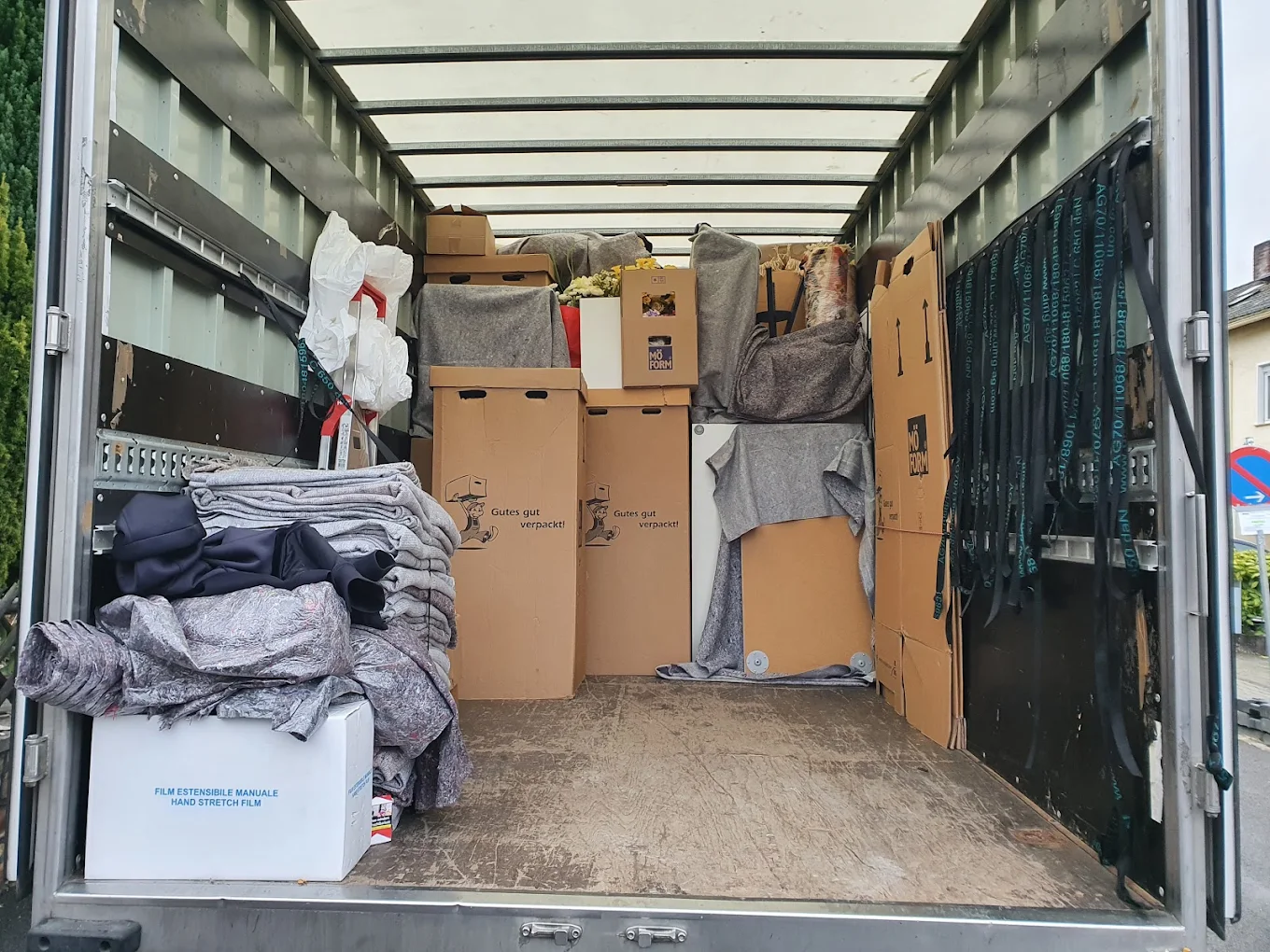 Umzugswagen mit gesicherten Möbeln
