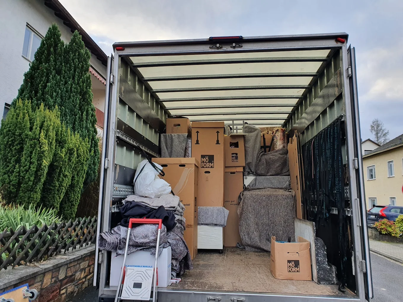 Verladen von Möbeln in den LKW durch das N1-Team